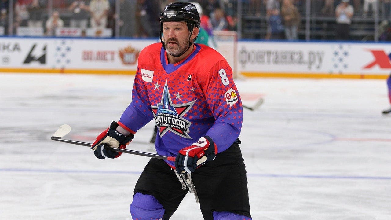 Washington Capitals star Alex Ovechkin crashes a couple's wedding photo shoot on a hotel staircase | OutKick
